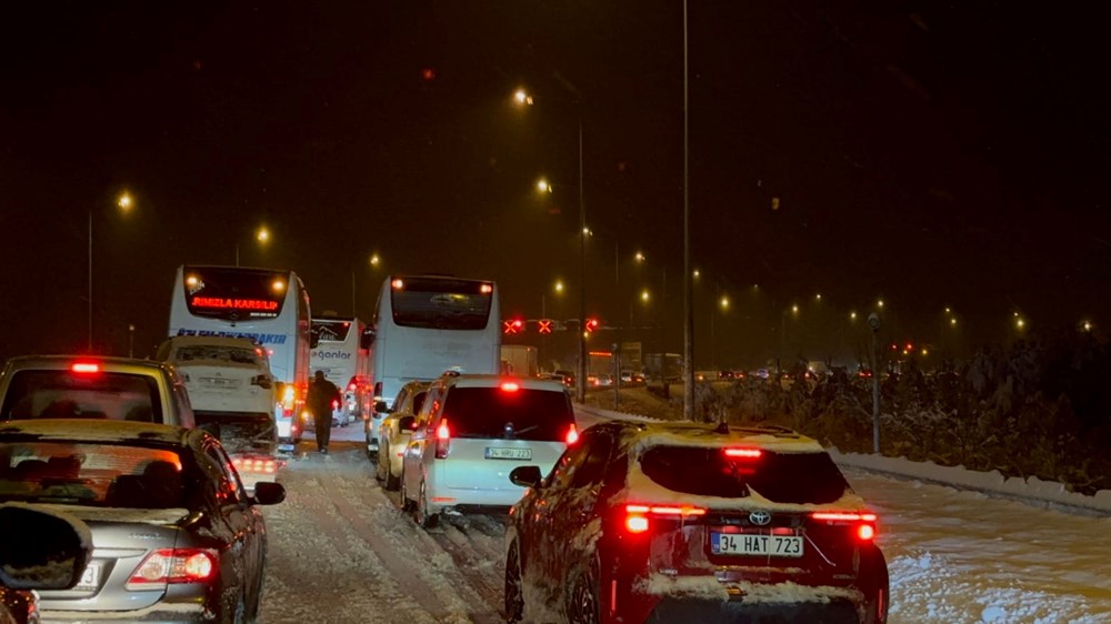 Yoğun kar ve buzlanma etkisi: Bolu'da trafik kazaları yolu tıkadı - 7