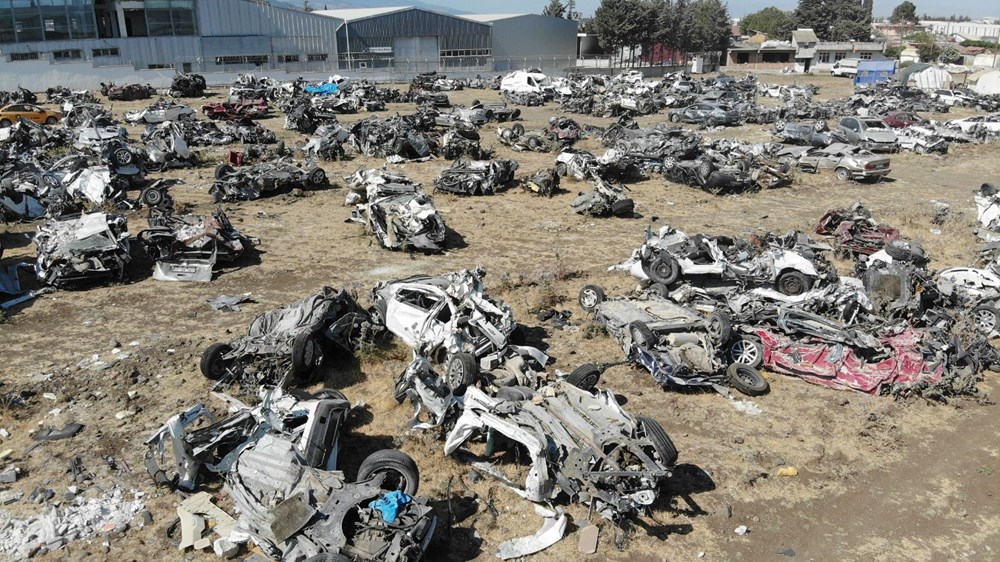 Enkaz altında hurdaya dönen araçlar teslim alınıyor - 4