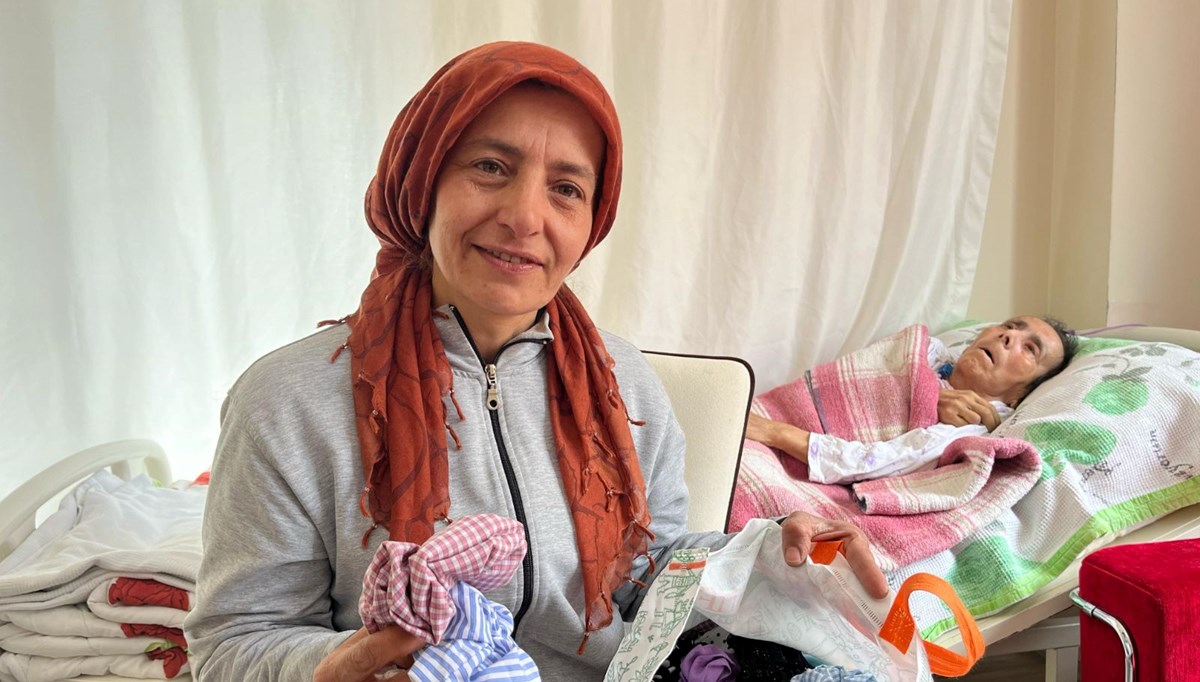 Alzheimer annesine bakmak için dikiyor