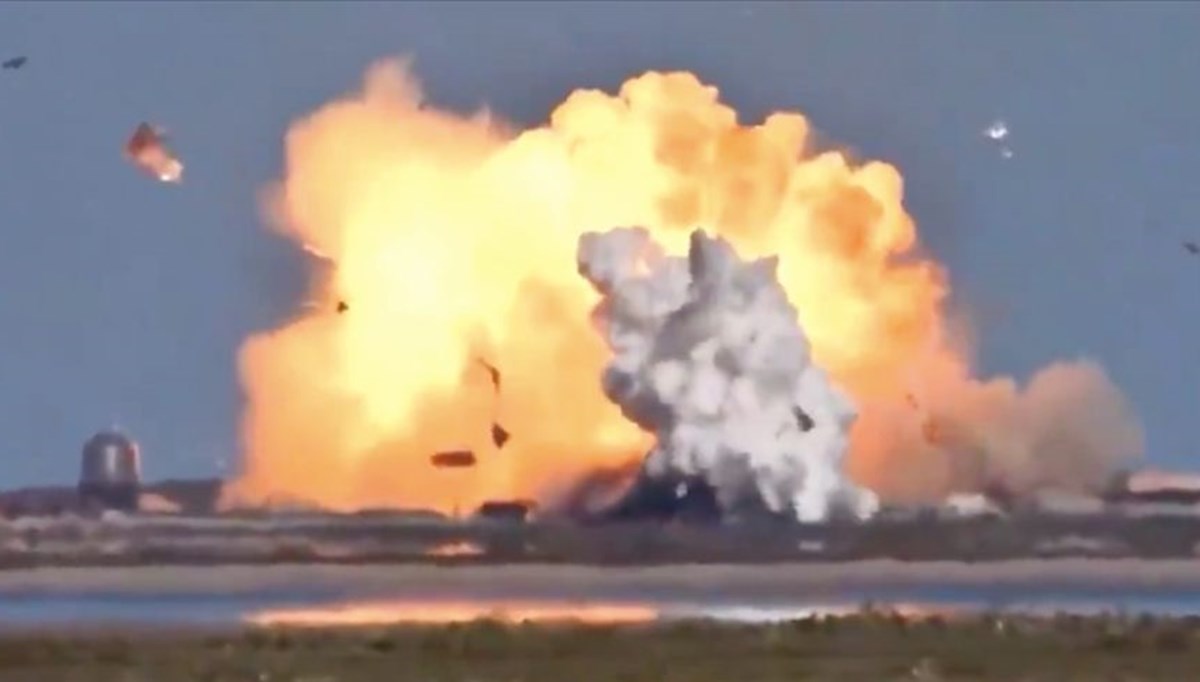 SpaceX'in test ettiği Starship mekiği ikinci kez iniş sırasında patladı