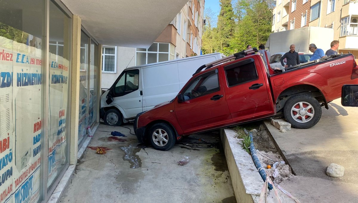 Freni boşalan minibüs park halindeki kamyonete çarptı Freni boşalan minibüs park halindeki kamyonete çarptı
