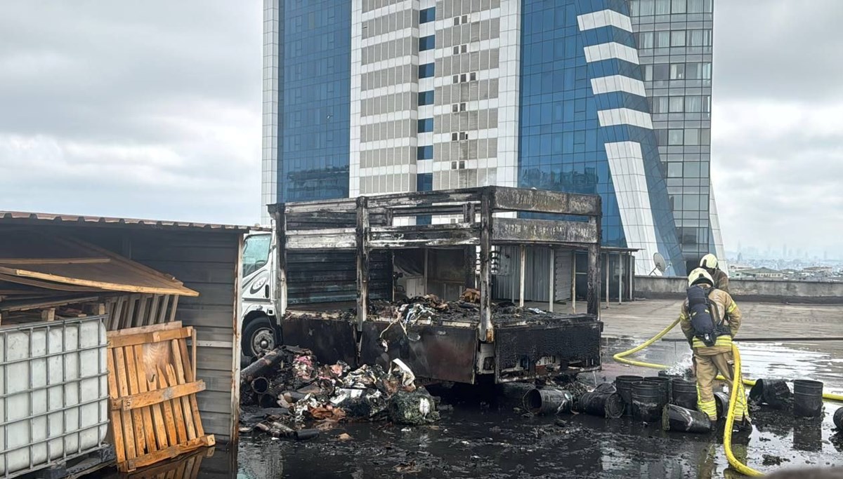 Çatıdaki otoparkta yangın paniği Çatıdaki otoparkta yangın paniği