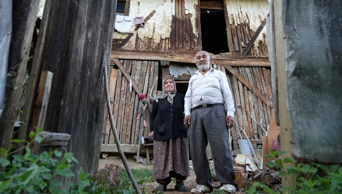 Polis, yaşlı çiftin borcunu ödedi Polis, yaşlı çiftin borcunu ödedi
