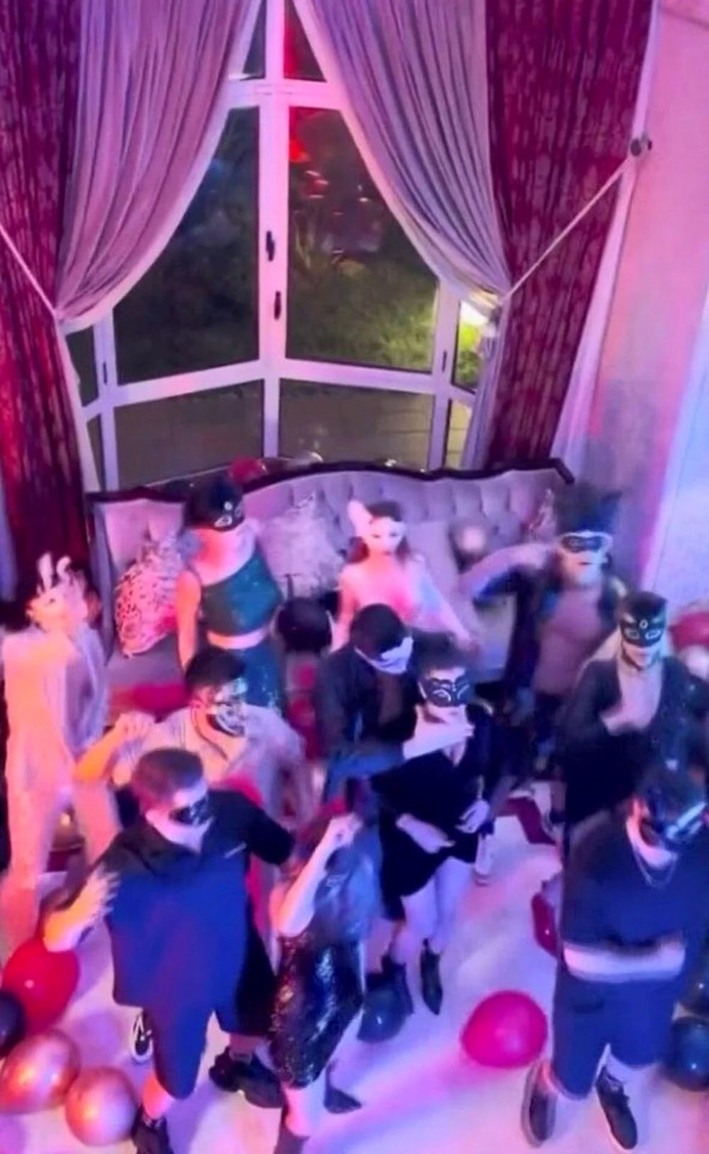 İstiklal Caddesi’nde dolar saçıp görüntü çeken grup serbest bırakıldı - 4