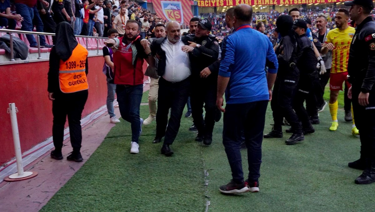 Kayserispor Başkanı Ali Çamlı sahaya girmeye çalıştı