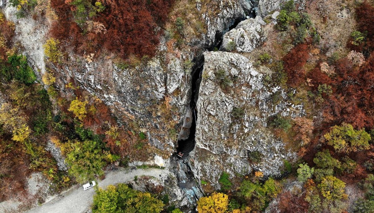 Kastamonu'da Gürleyik Şelalesi hazan renkleriyle görsel şölen sunuyor