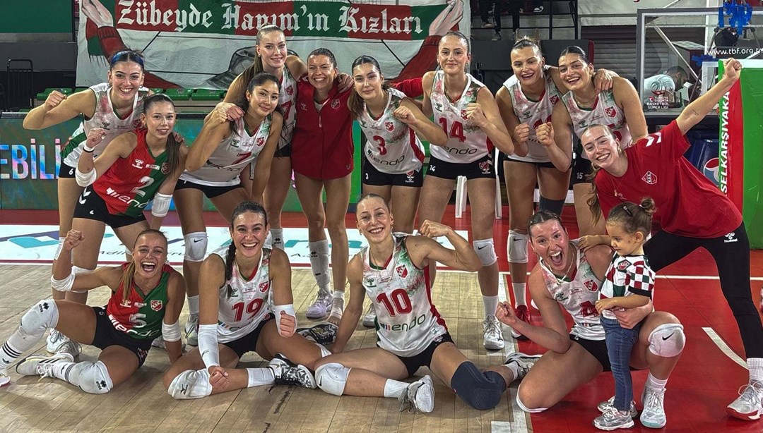 Karşıyaka filede VakıfBank önünde