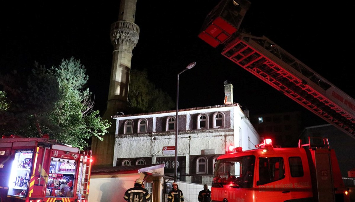 Tarihi caminin çatısı yandı