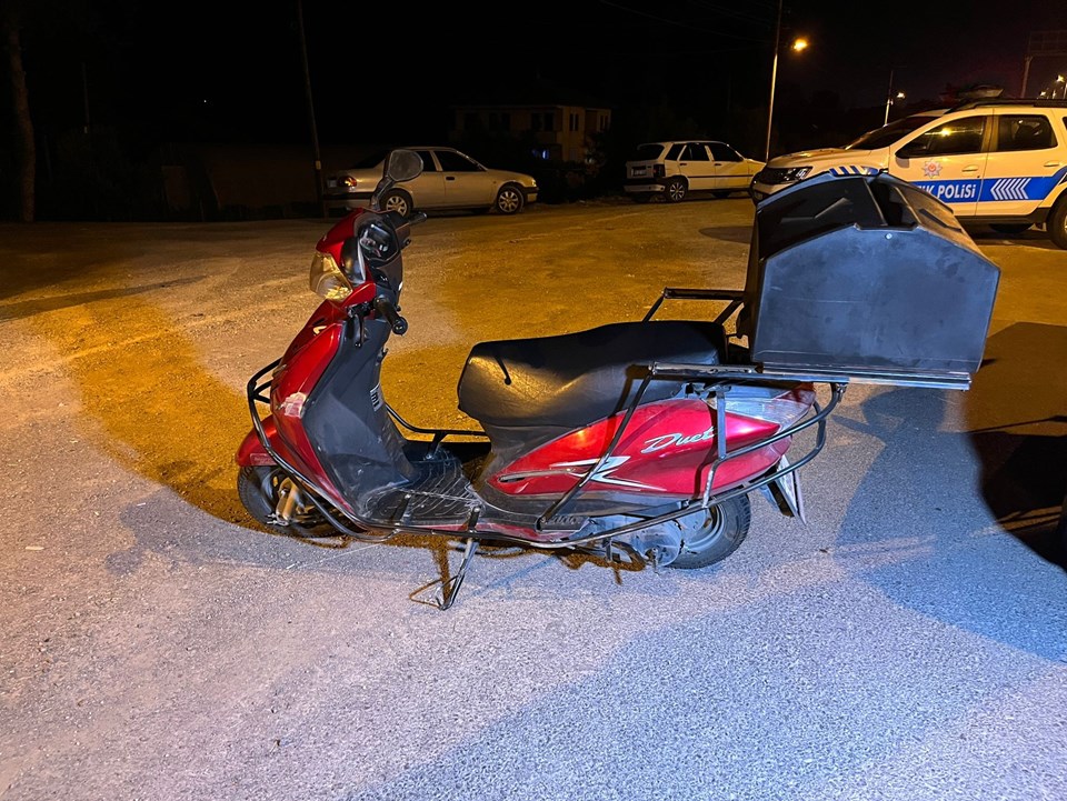 Genç motokuryenin acı sonu: Motosikletiyle refüje çarpan Emircan yaşamını yitirdi - 1