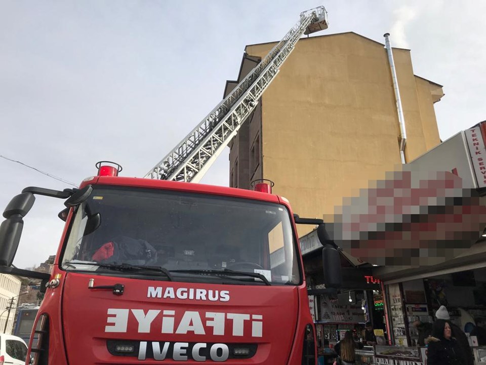 Ankara'da 5 katlı binada yangın paniği - 1