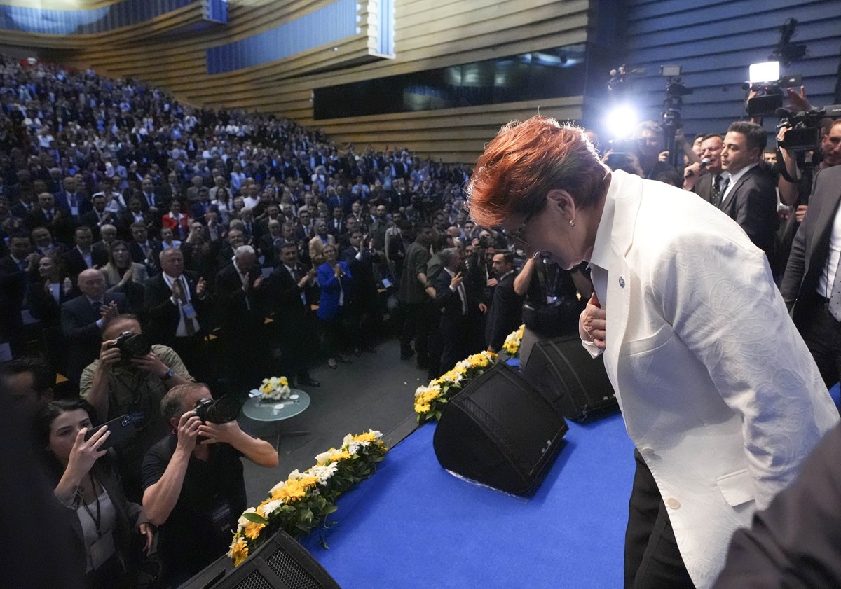 Akşener, konuşmasının ardından partilileri selamladı. Akşener, konuşmasının ardından partilileri selamladı.