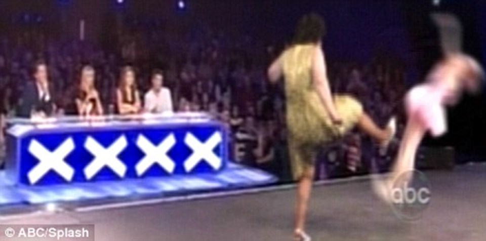 Susan Boyle sahnedeki kıza tekme attı! - 2