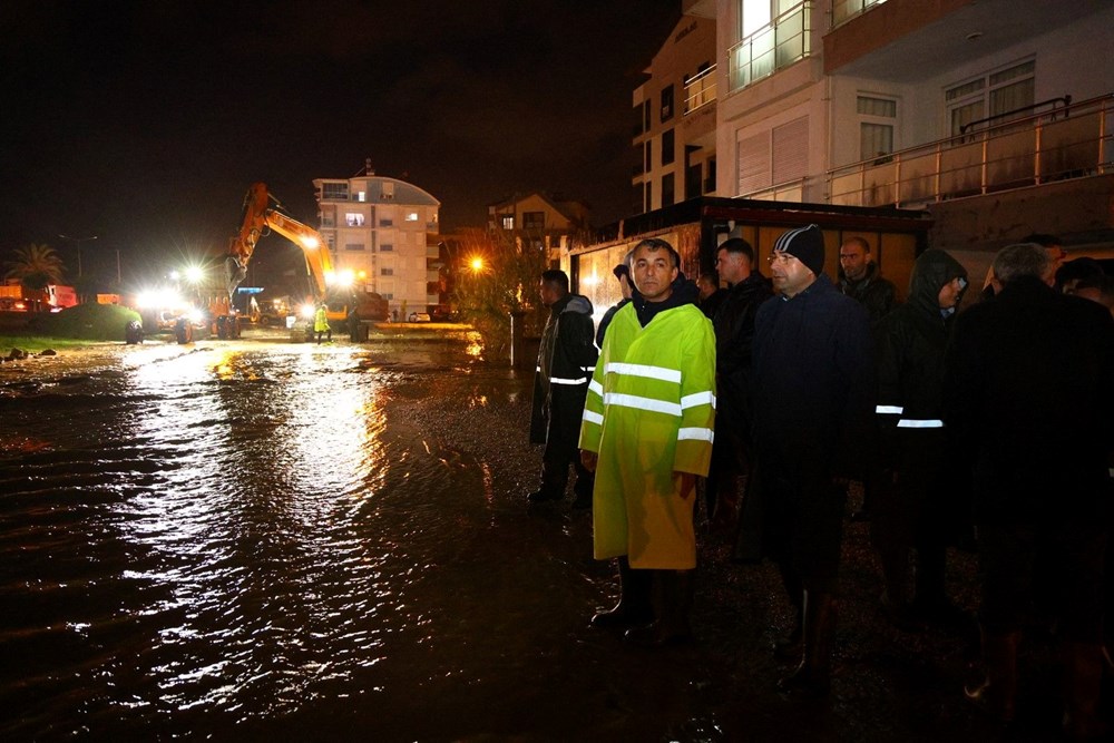 Manavgat'ta yoğun yağış etkili oldu, yollar göle döndü - 3