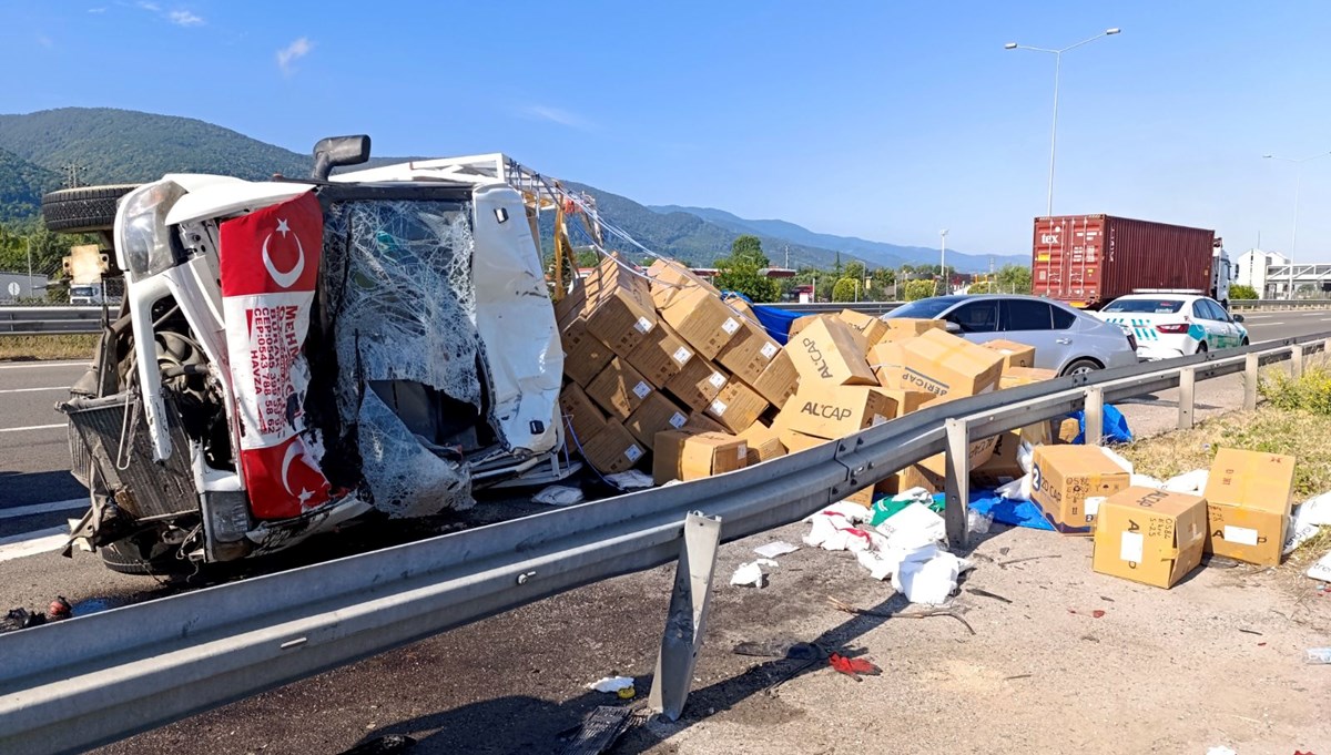 Emniyet şeridinde duran otomobile çarpan kamyonet devrildi: 2’si ağır, 4 yaralı