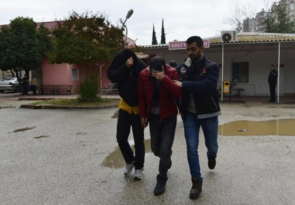 Polis, 'Adana Merkez Patlıyor Herkes' şarkısını söyleyenin peşinde - 1