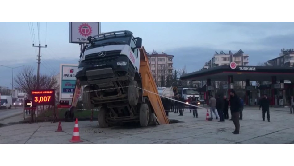 Kamyon akaryakıt istasyonunda oluşan çukura düştü