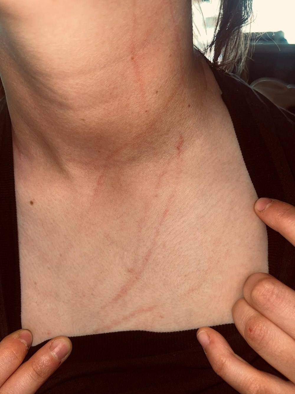 Taraftar sahada kadın futbolculara saldırdı: Erkek taraftar bize yumruk attı - 3