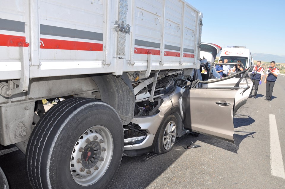 Konya'da otomobil TIR'a çarptı: 2 ölü, 5 yaralı - 2