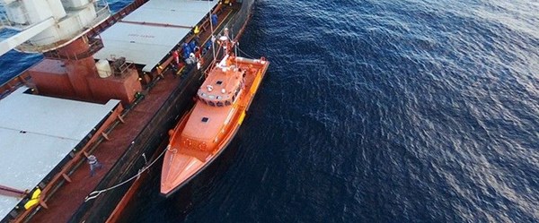 Mahsur kalan mültecilerin imdadına Türk gemisi yetişti