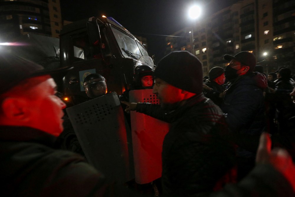 Kazakistan’ın Almatı şehrinde protestocular Valilik binasına girdi, başkentte OHAL ilan edildi - 31