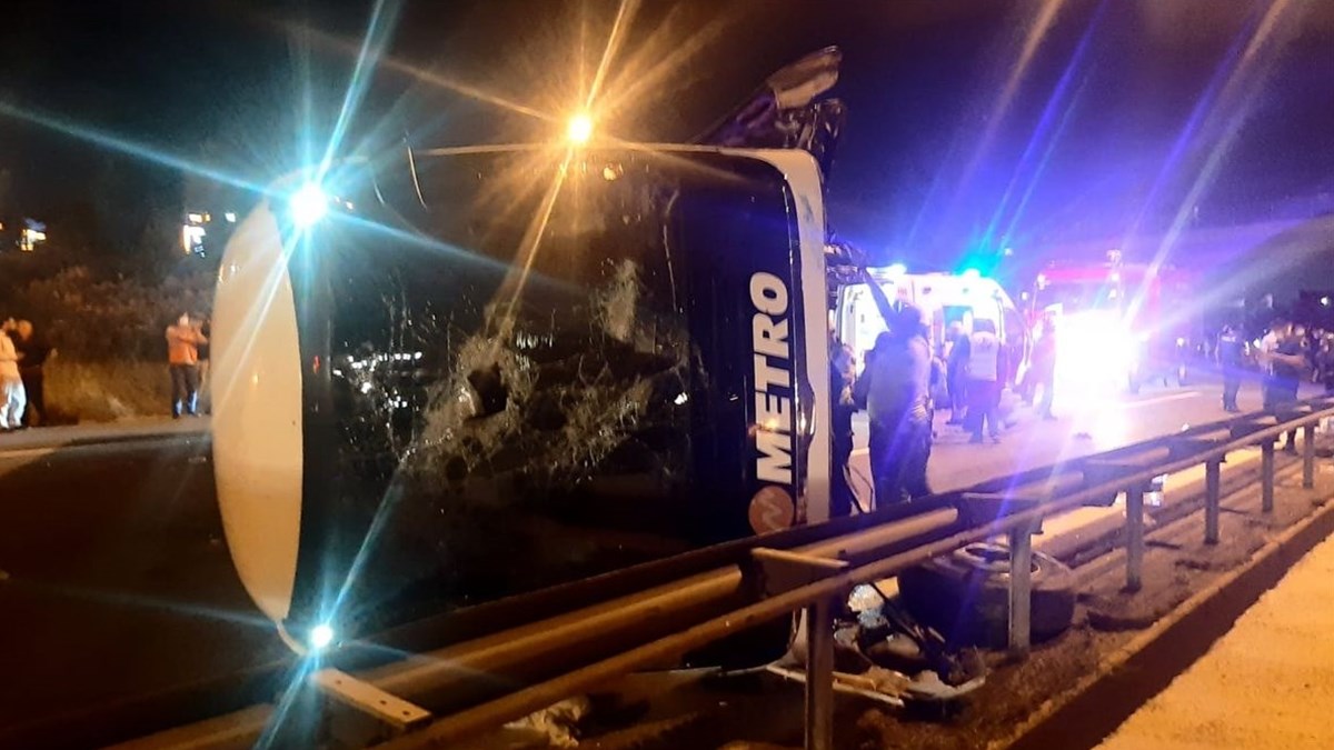 Gebze De Yolcu Otobusu Devrildi 1 Olu 17 Yarali Ntv