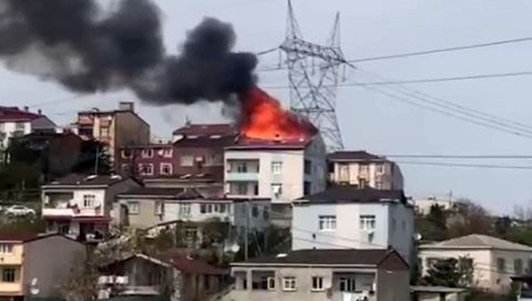Başakşehir'de 4 katlı binanın çatı katında yangın