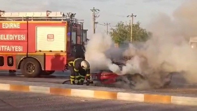 Edirne'de alev alan otomobilin sürücüsü kayıplara karıştı