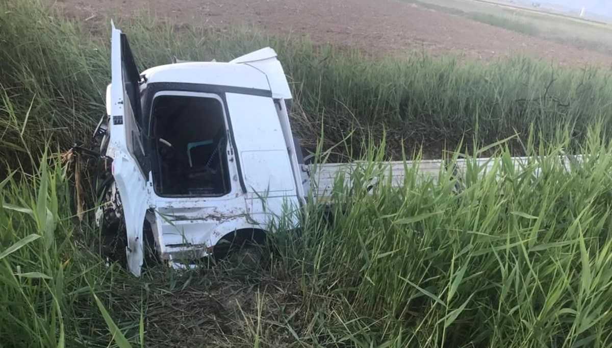 Konya'da TIR kanala uçtu: 1 ölü, 1 yaralı Konya'da TIR kanala uçtu: 1 ölü, 1 yaralı