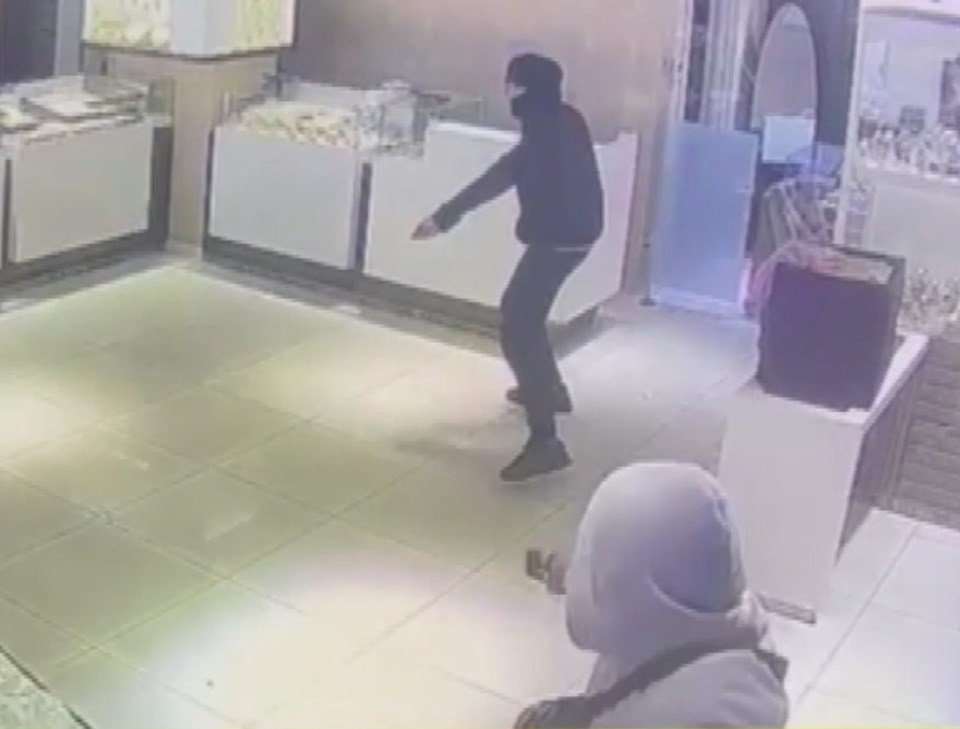 Ümraniye'de soygun girişimi: 5 maskeli ellerinde silahla geldiler - 1