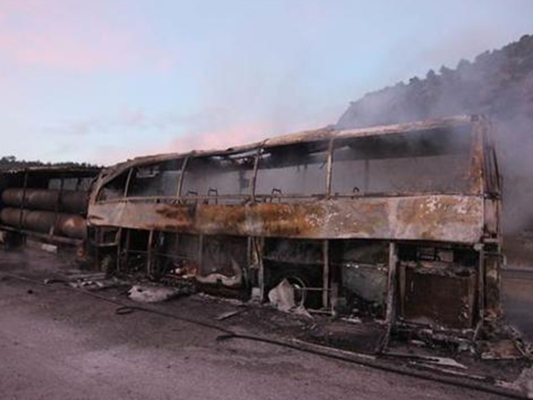 Yolcu Otobusu Neden Yandi Corum Da Otobus Tir A Carpti Ntv