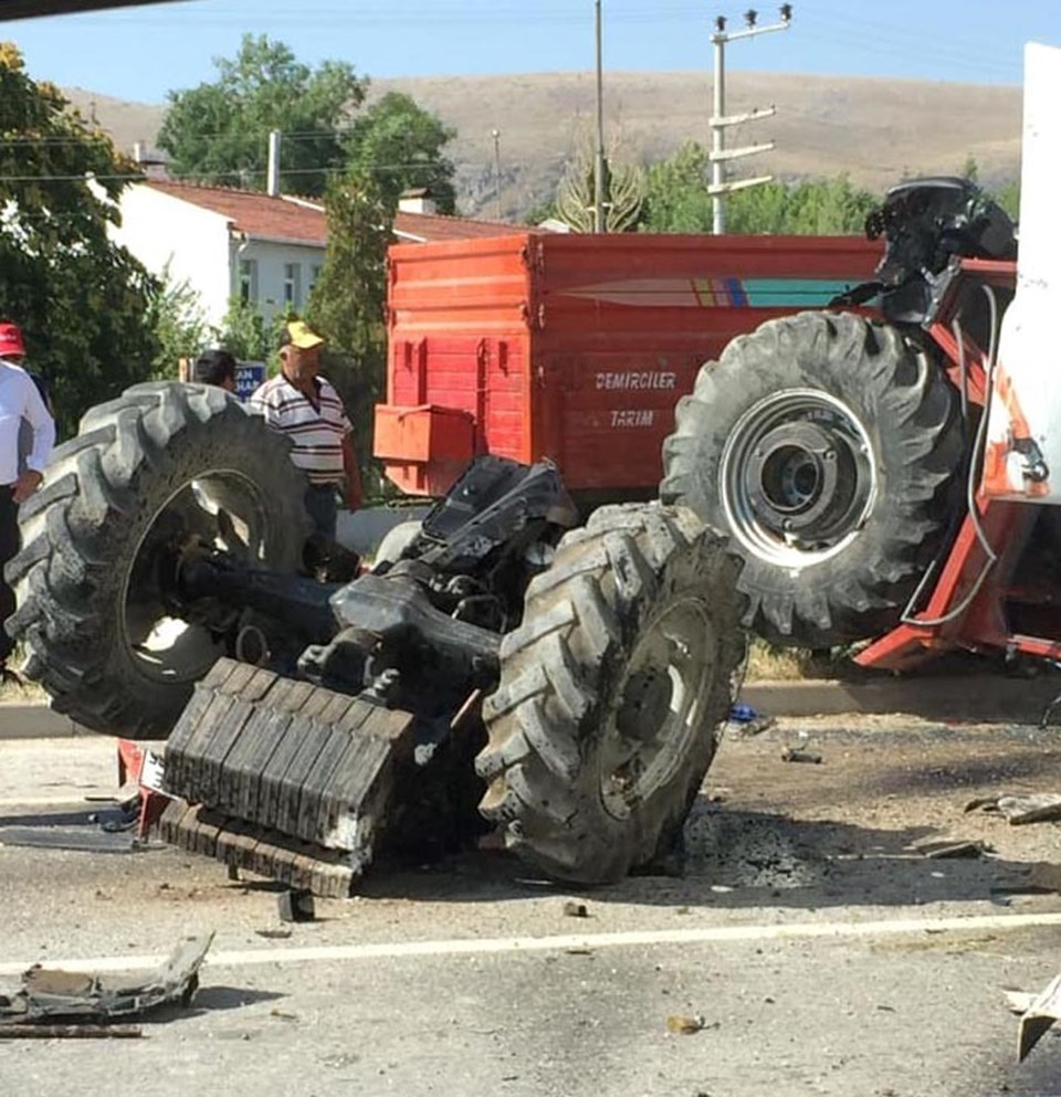 Eskişehir'de TIR'ın çarptığı traktör ikiye bölündü - 1