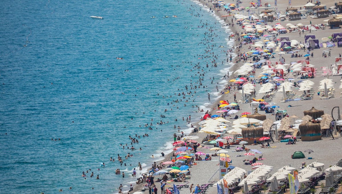 Avrupalı turist Antalya'da sezonu uzattı Avrupalı turist Antalya'da sezonu uzattı