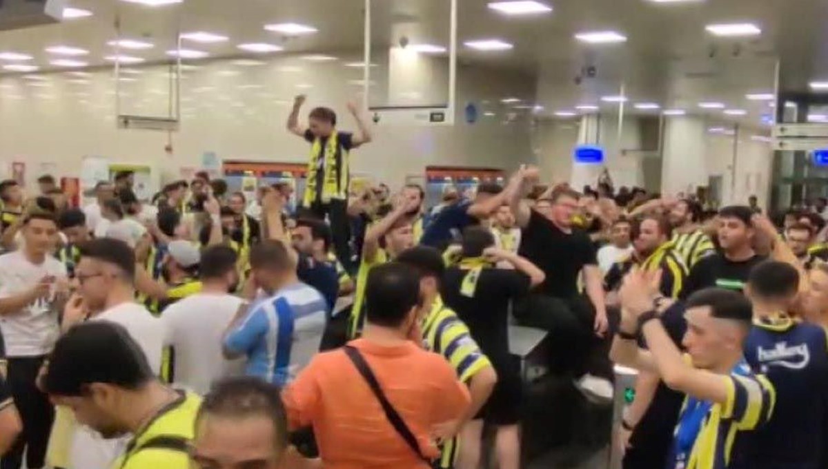 Fenerbahçeli taraftarlardan Marmaray tepkisi Fenerbahçeli taraftarlardan Marmaray tepkisi