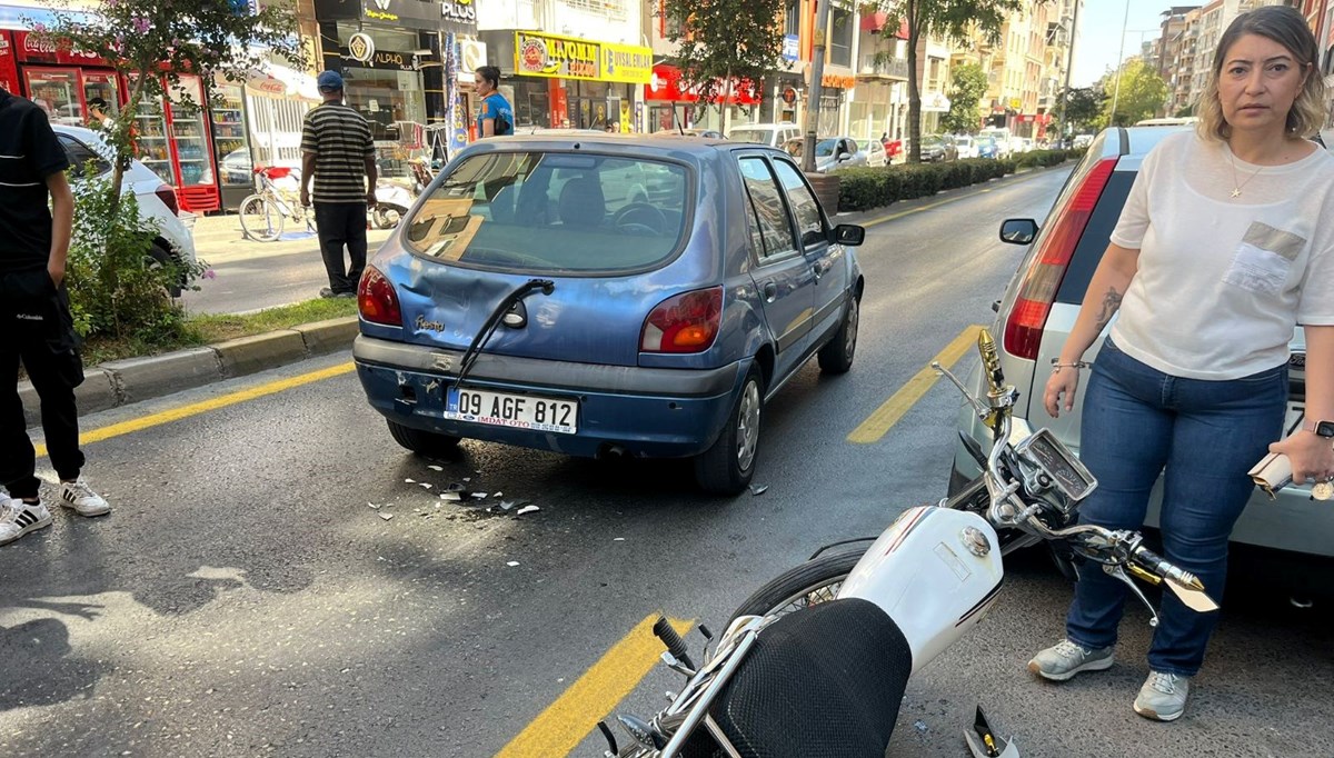 Motosiklet, park etmeye çalışan araca çarptı