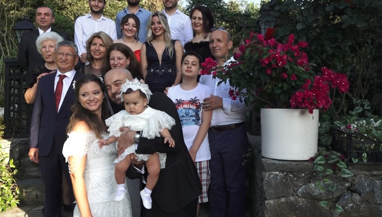 Pandemi nedeniyle ertelemişlerdi: Doktor çift bebekleriyle düğün yaptı