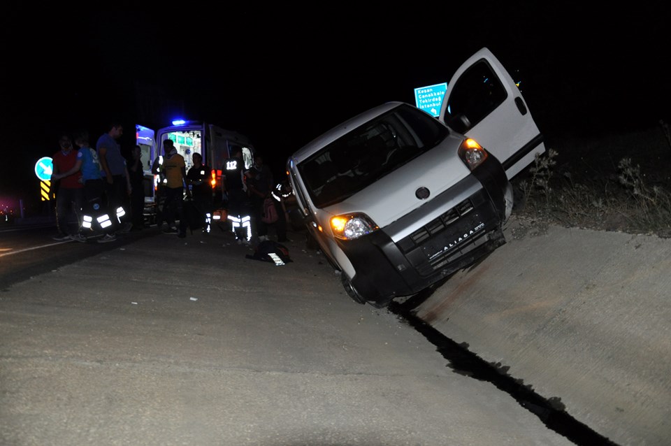 Edirne'de göçmenleri taşıyan araç kaza yaptı: 10 yaralı - 1