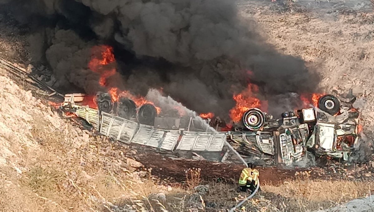 Şarampole devrilen TIR alev aldı