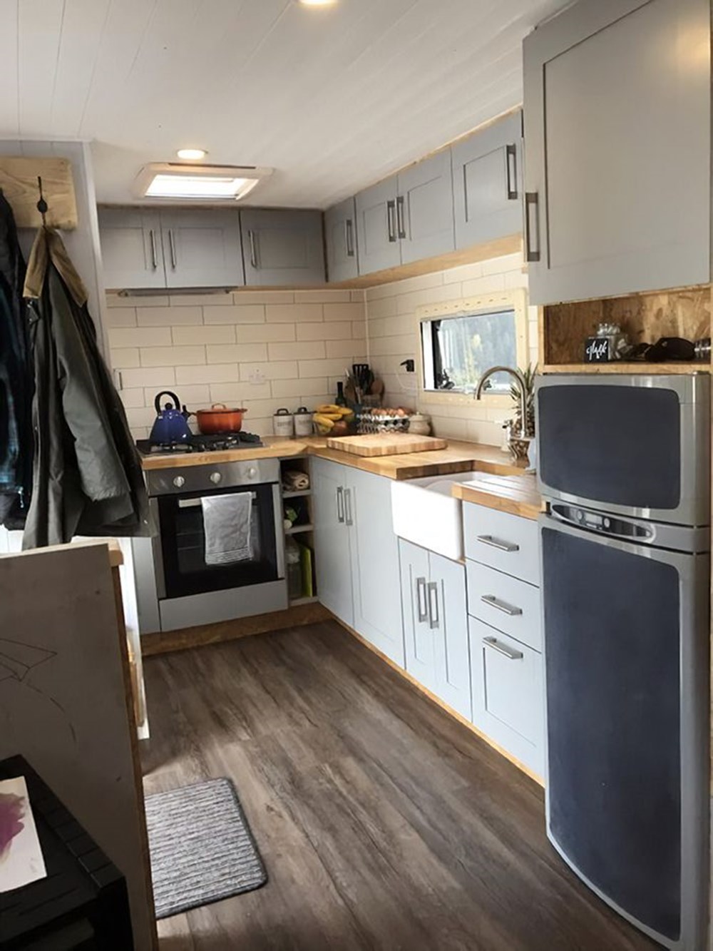 Her gittikleri yerde konaklama ücreti ödemekten bıkınca kendi taşınabilir evlerini yaptılar - 8