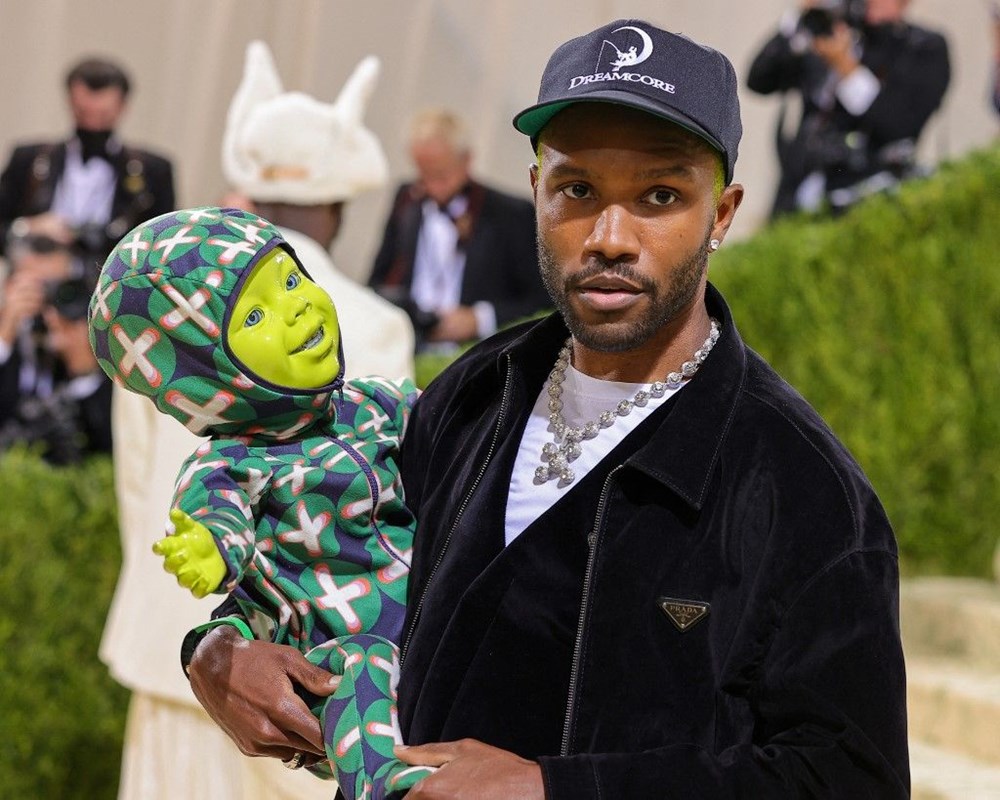 Frank Ocean 2021 MET Gala'ya robot bebekle katıldı - 1