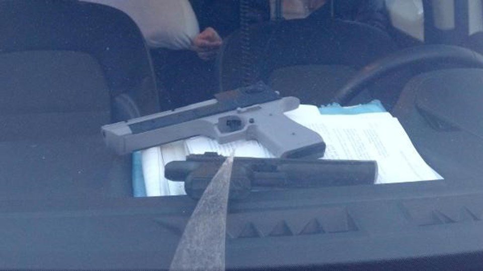 Polisi alarma geçiren ihbarda tabancalar oyuncak çıktı - 1