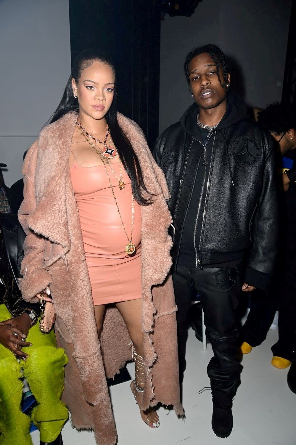Rihanna ilk bebeğini dünyaya getirdi - 7