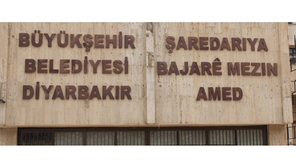 Belediyeye çift dilde tabela