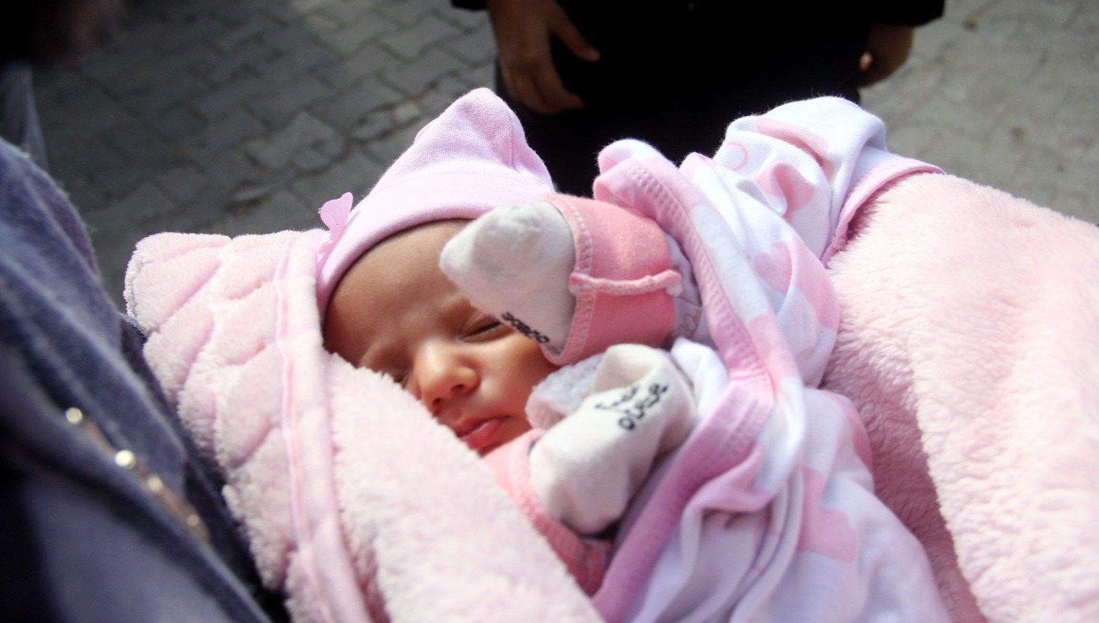 Adana�da babasına ders vermek için 40 günlük bebeğini