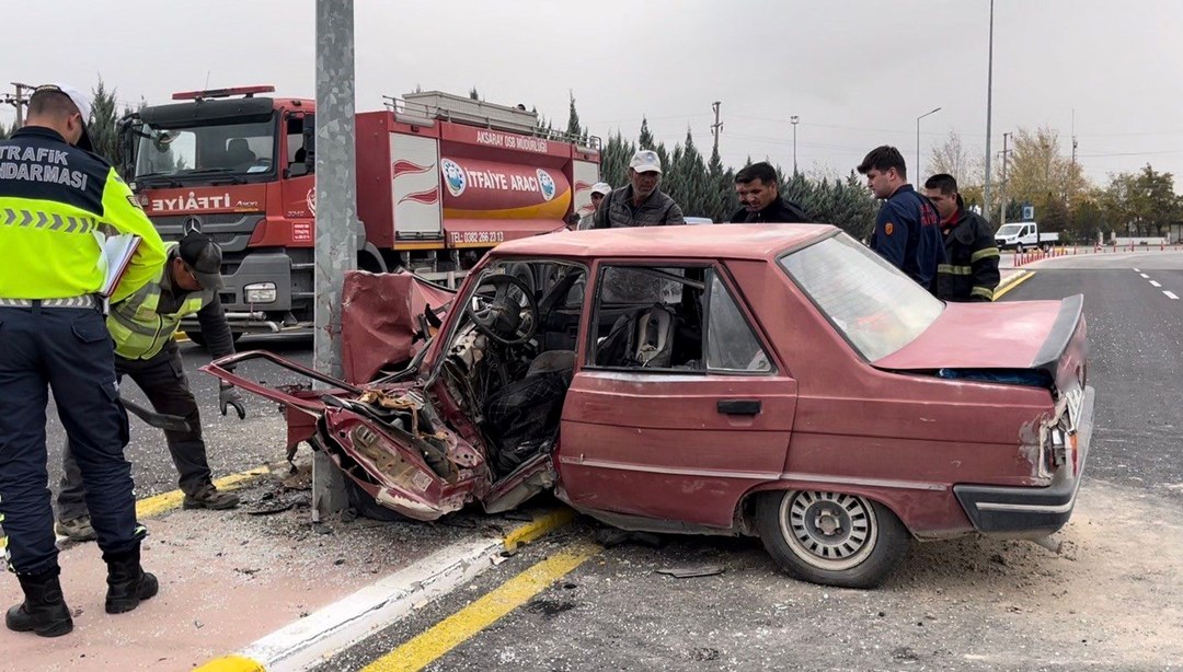 Aydınlatma direğine çarpan otomobil hurdaya döndü