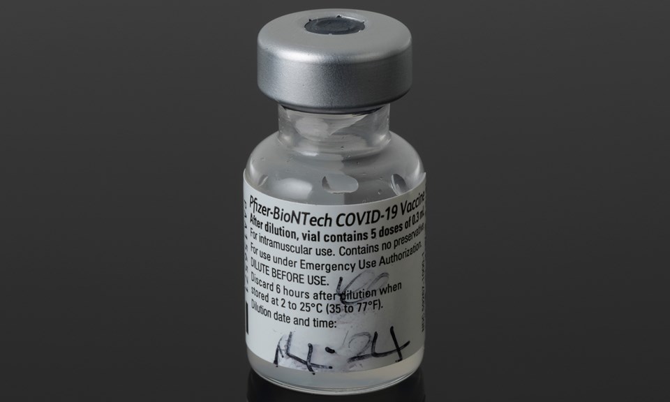 Dünyada ilk uygulanan Covid-19 aşısının şişesi ve şırıngası müzeye konuldu - 1
