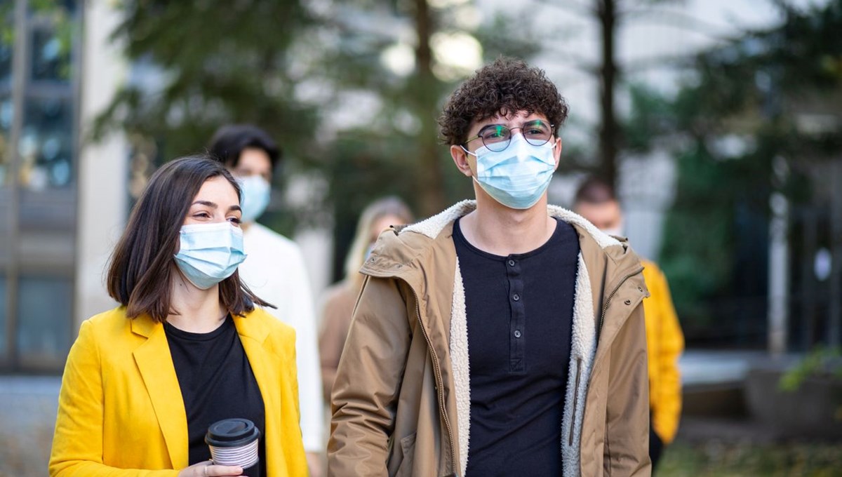 Cambridge Üniversitesi: Açık havada bile maske takılmadığında sosyal mesafe uygulaması anlamsız