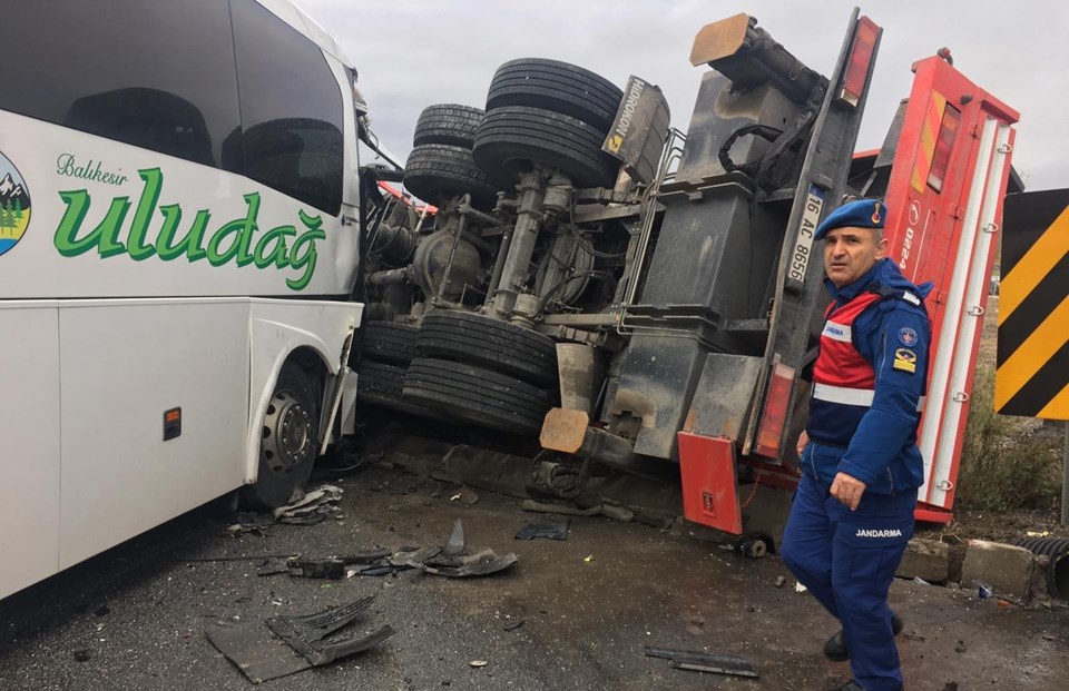 Manisa'da otobüs ile kamyon çarpıştı: 17 yaralı - 1