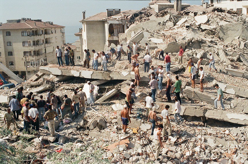 Resmi olmayan verilere göre, Gölcük depreminde 285 bin 211 ev, 42 bin 902 iş yeri hasar gördü.