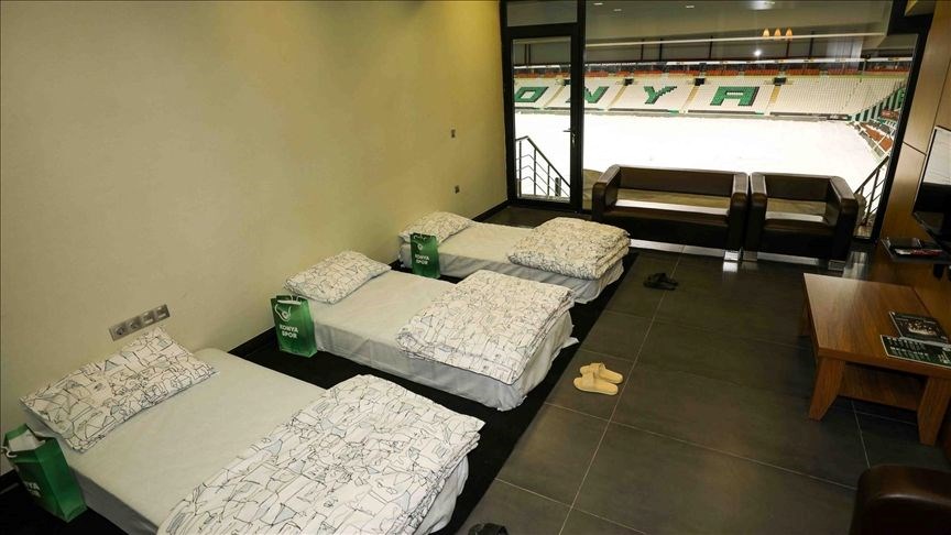 <p><strong>DEPREMZEDELER STADYUMDA AĞIRLANACAK</strong></p>
<p>Konyaspor Kulübü Başkanı Fatih Özgökçen, stadyum localarını Kahramanmaraş merkezli meydana gelen ve 10 ili etkileyen depremden etkilenen vatandaşların konaklayabilecekleri şekilde düzenlediklerini bildirdi.</p>