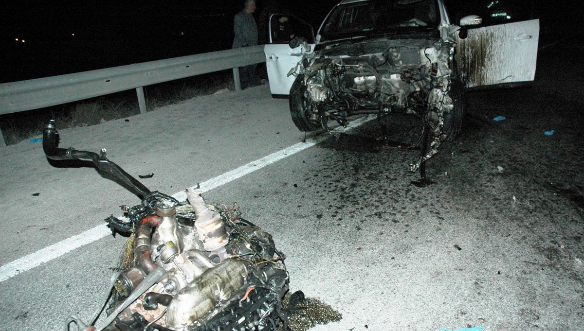 Konya'da bariyerlere çarpan otomobilin motoru yerinden fırladı: 5 yaralı